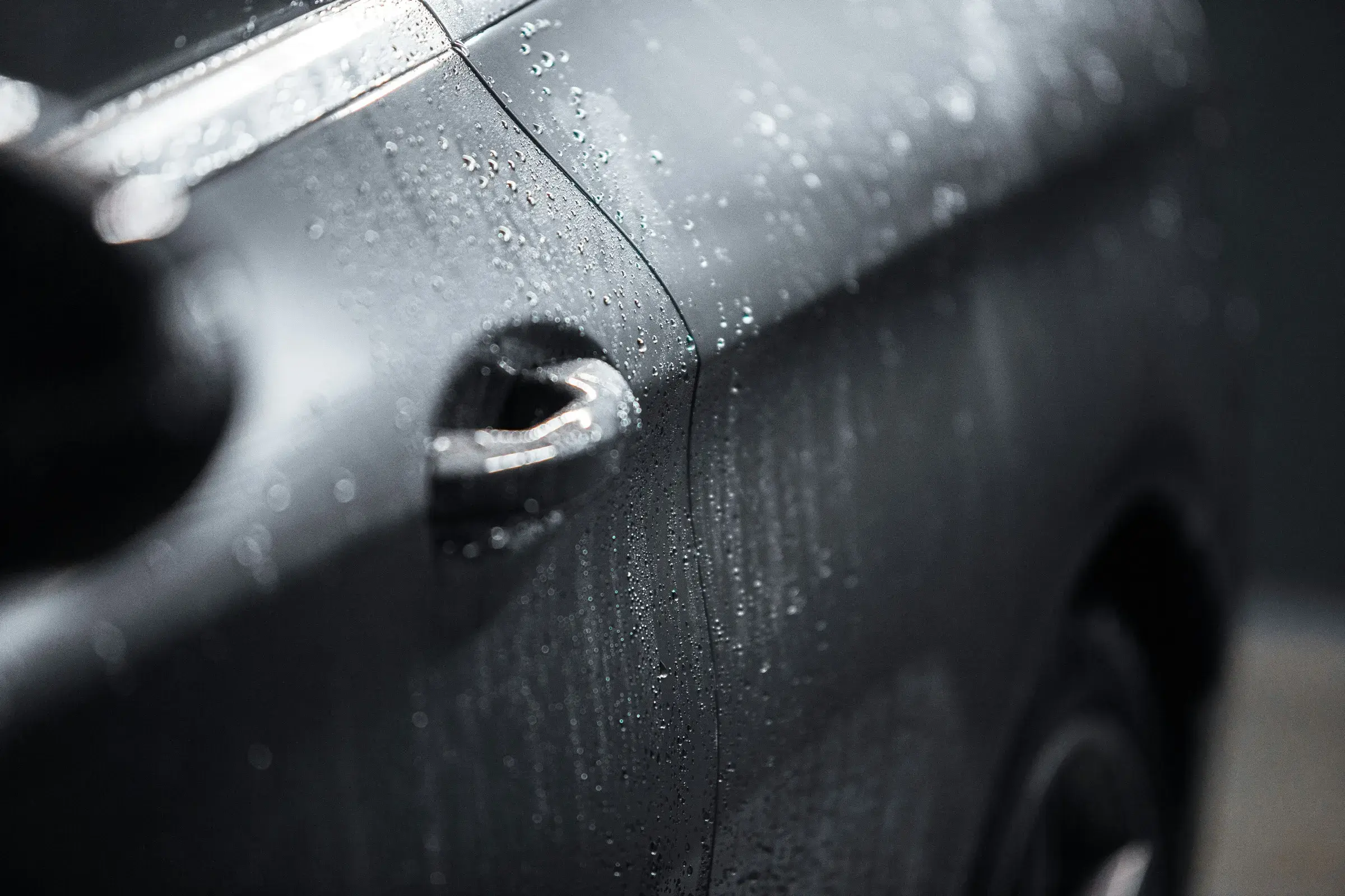 Gouttes d’eau sur une peinture noire