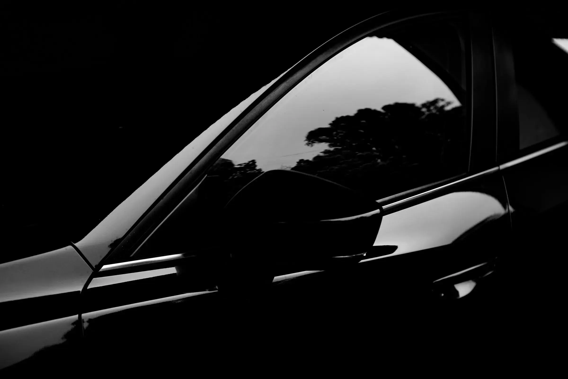 Rétroviseur de voiture au crépuscule