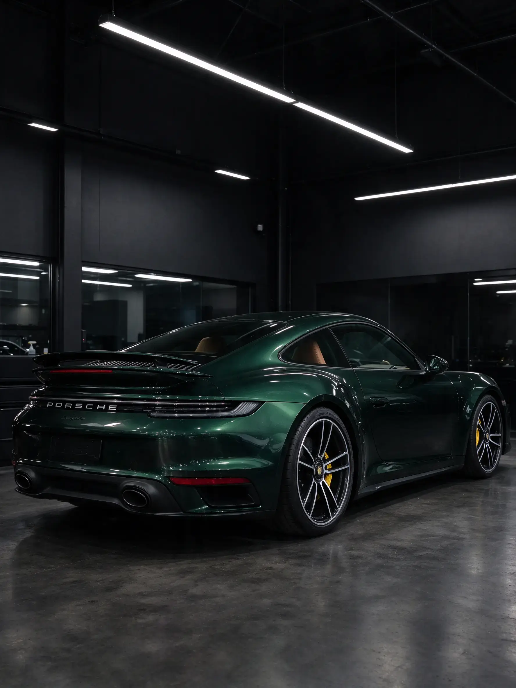 Coupé vert foncé en studio