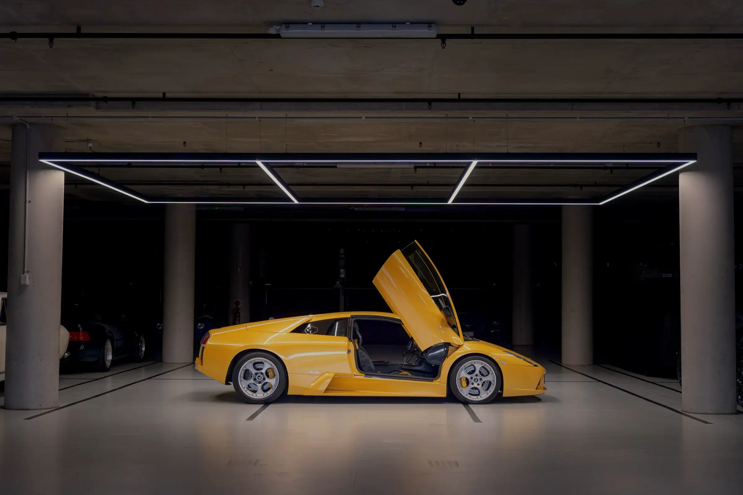 Lamborghini jaune dans un garage souterrain