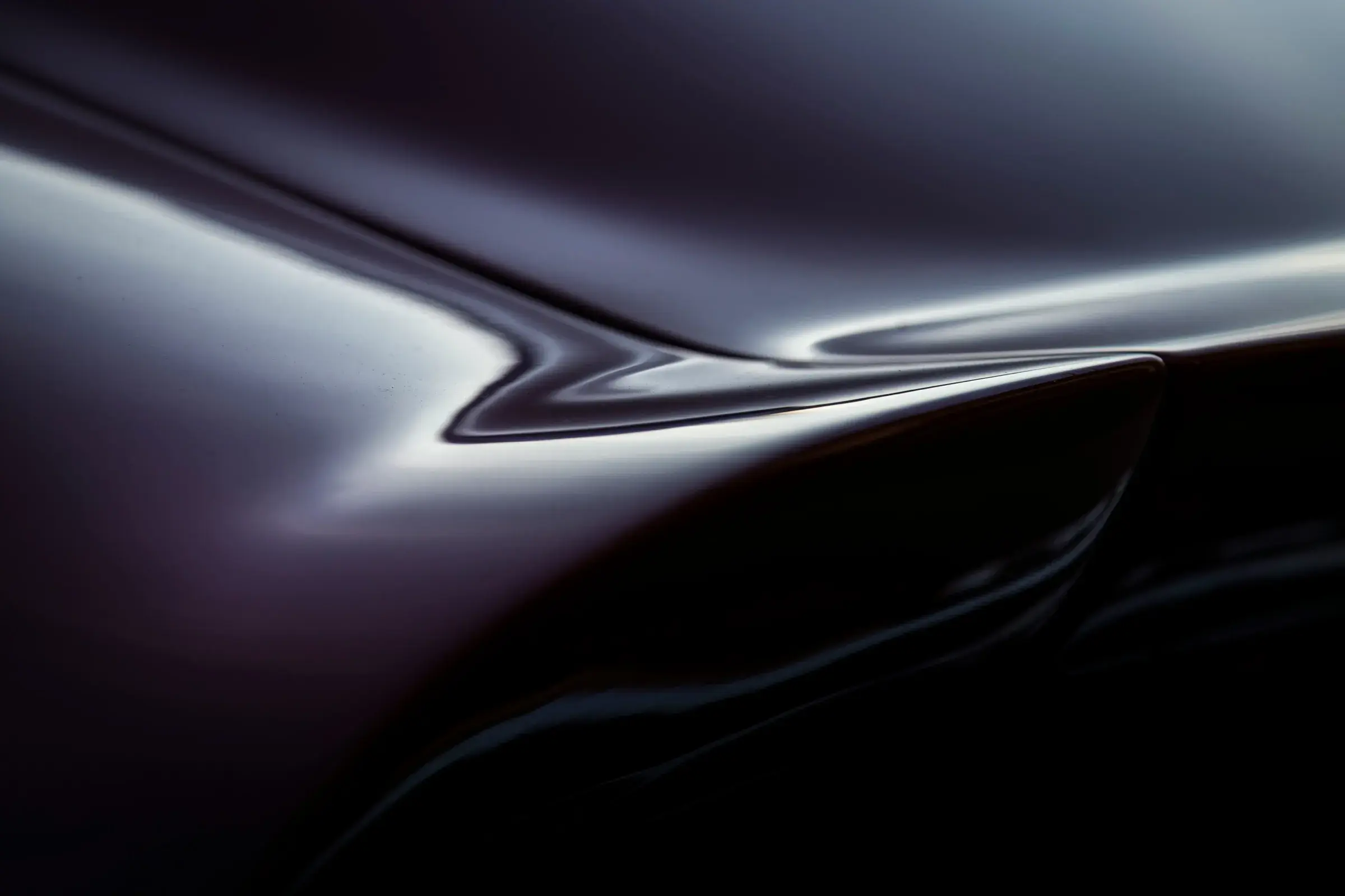 Reflets sur une carrosserie foncée lustrée